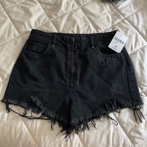 NWT blk distressed jean short